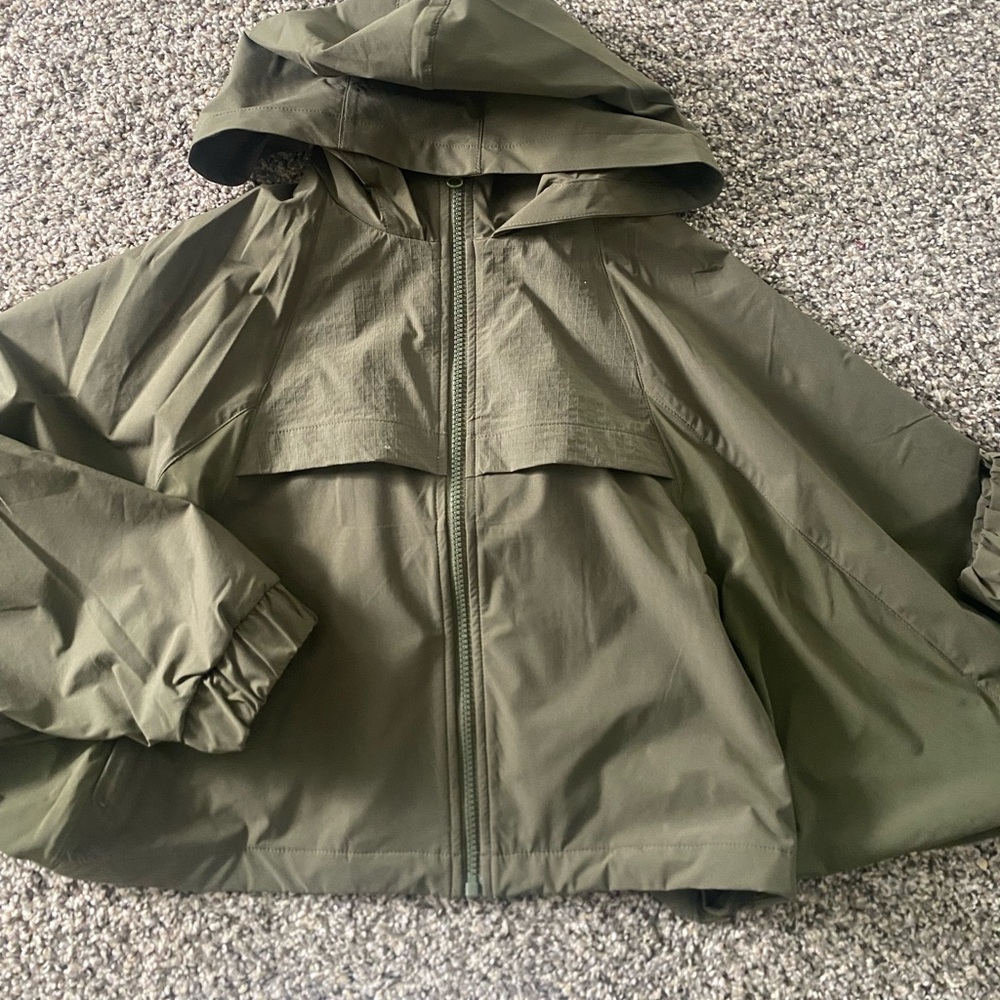 Cropped playmaker jacket SZ L worn once! Olive tree